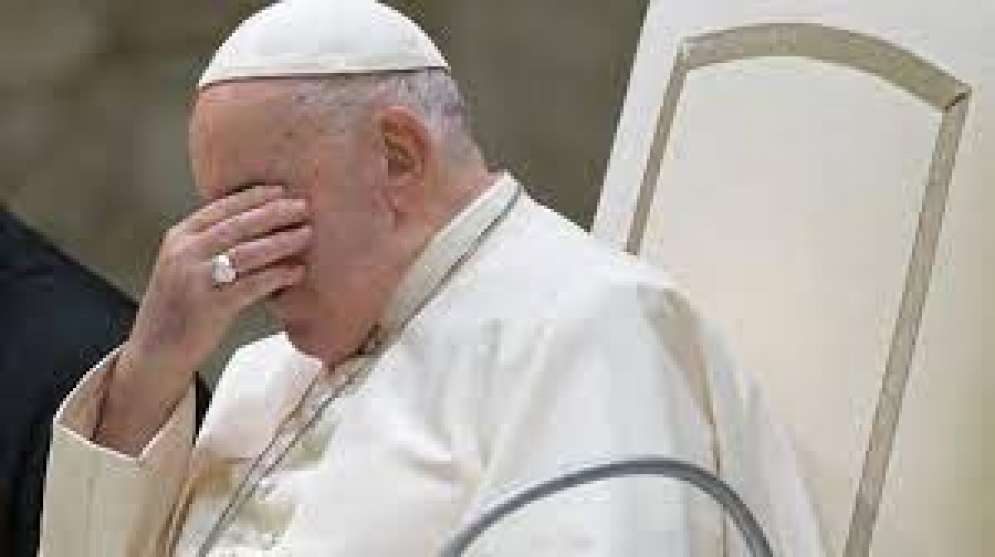 Por &quot;un poco de bronquitis&quot;, Francisco evita leer un discurso en el Vaticano