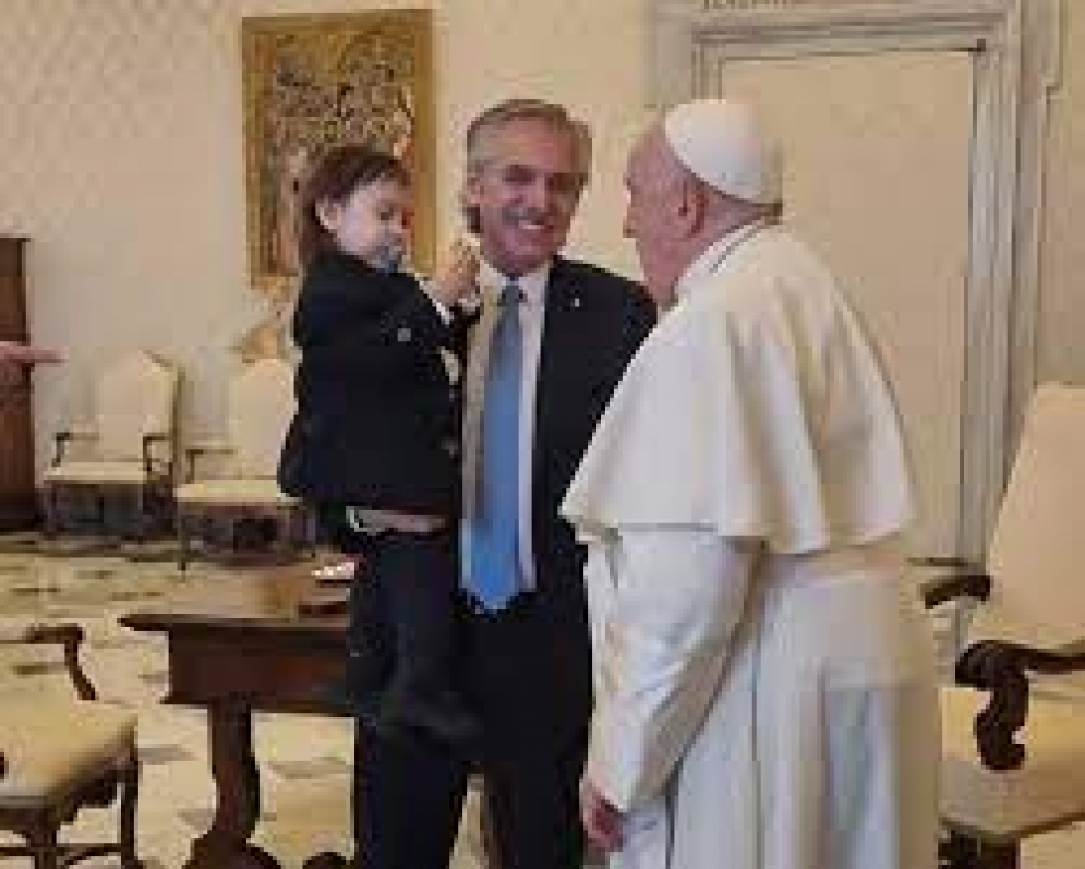 El papa Francisco recibió al expresidente Alberto Fernández en la Biblioteca del Vaticano