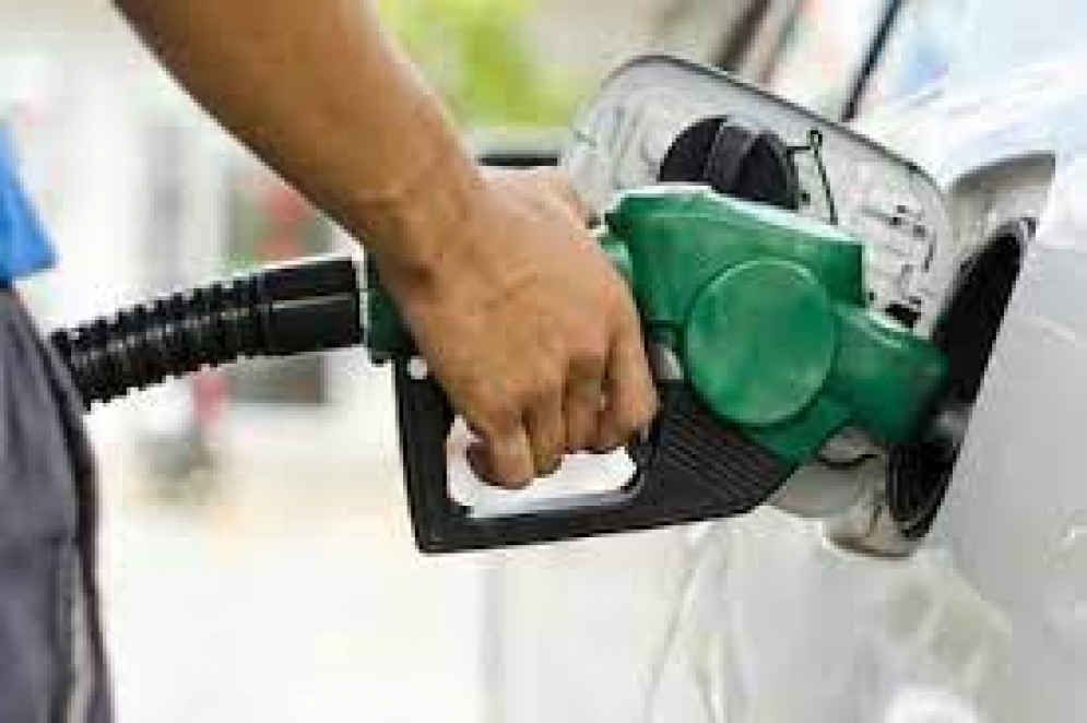 Comienzan a aplicar aumentos de impuestos a combustibles de 2021 y 2022 y se postergan los de 2023