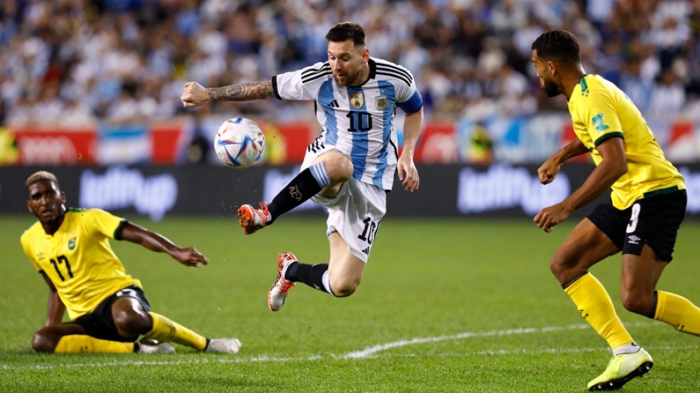 Con un doblete de un Messi brillante, Argentina goleó a Jamaica sin despeinarse