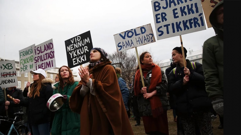 Mujeres encabezan histórica huelga y marchas en Islandia contra la brecha salarial de género