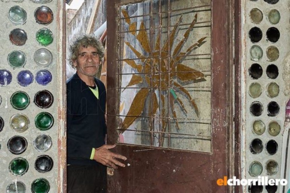 “El Bicho”, el jubilado villamercedino que junta basura y las transforma en obras de arte