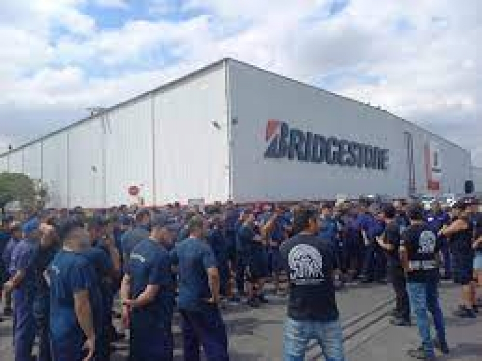 Gremio del neumático realiza nuevo paro por el despido de 50 empleados de Bridgestone