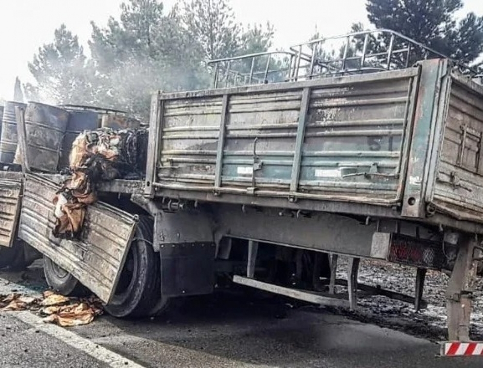 Un camión con residuos químicos  se incendió cerca del dique Paso de las Carretas