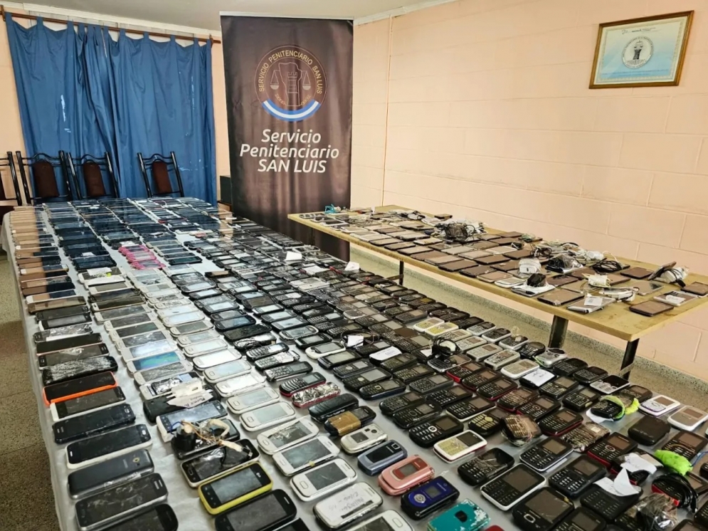 Secuestran casi 650 celulares en la Penitenciaría de San Luis
