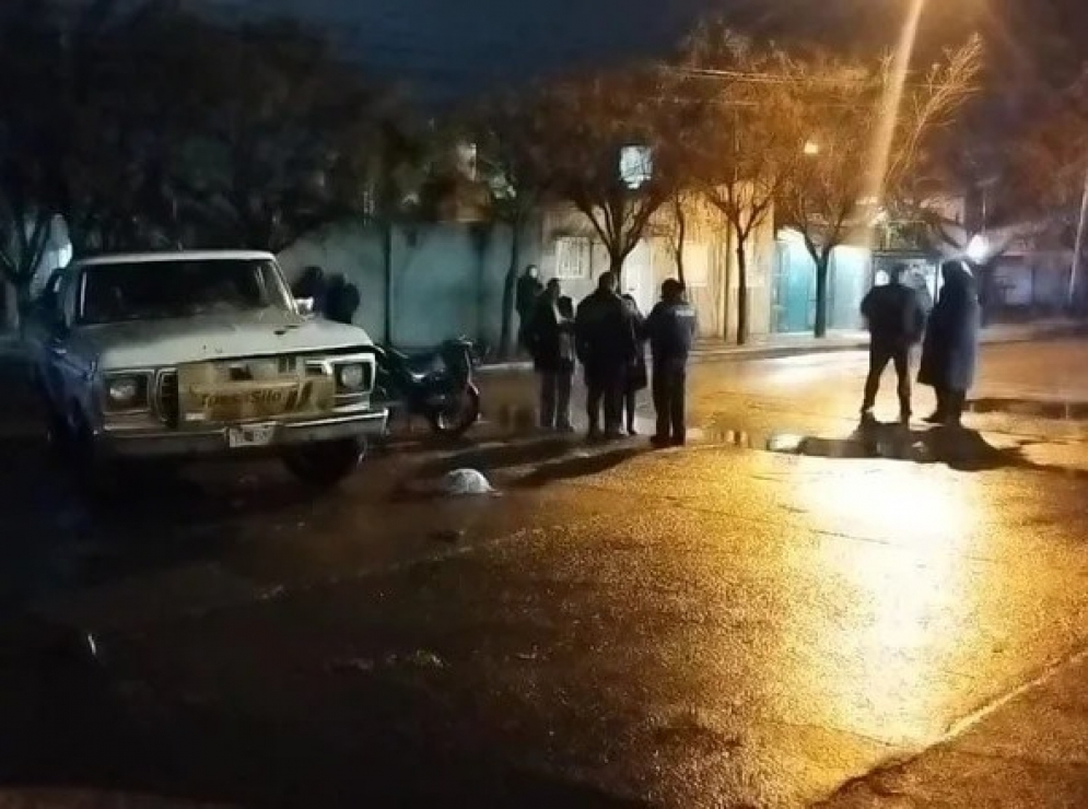 Tragedia en Villa Mercedes: un motociclista falleció tras chocar con una camioneta en el barrio 828