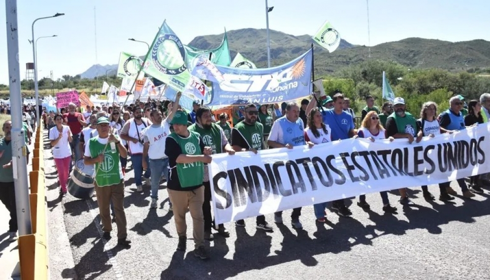 Gremios estatales protestan en la Legislatura, aunque Poggi intenta romper el Frente Sindical