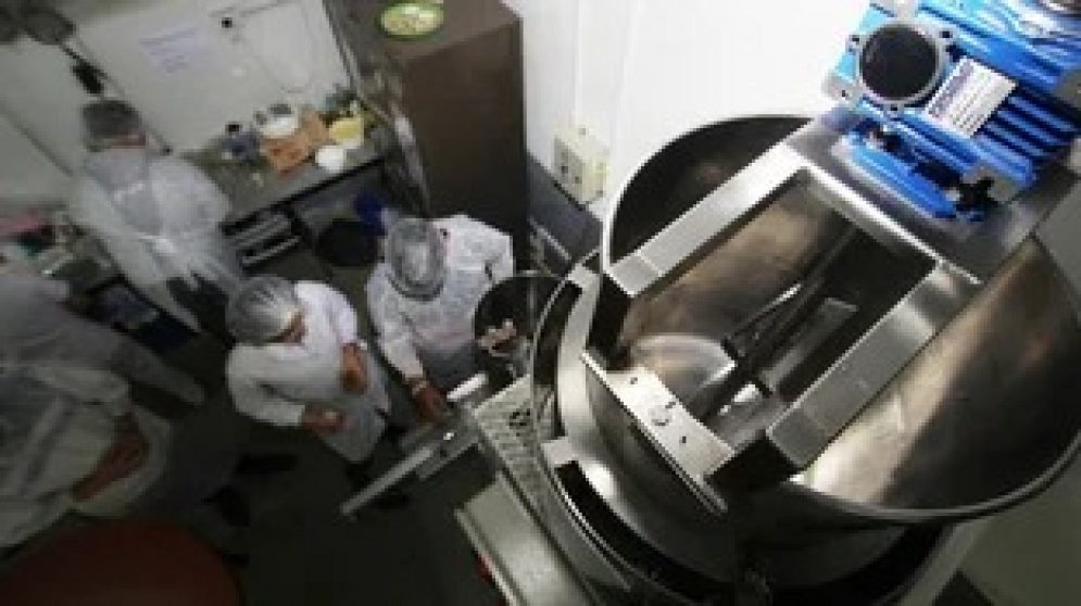 Estudiantes de la Escuela Técnica &quot;Bernardino Rivadavia&quot; realizan su primera producción industrial de mermelada