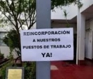 Empleados despedidos del Concejo de San Luis empapelan el edificio