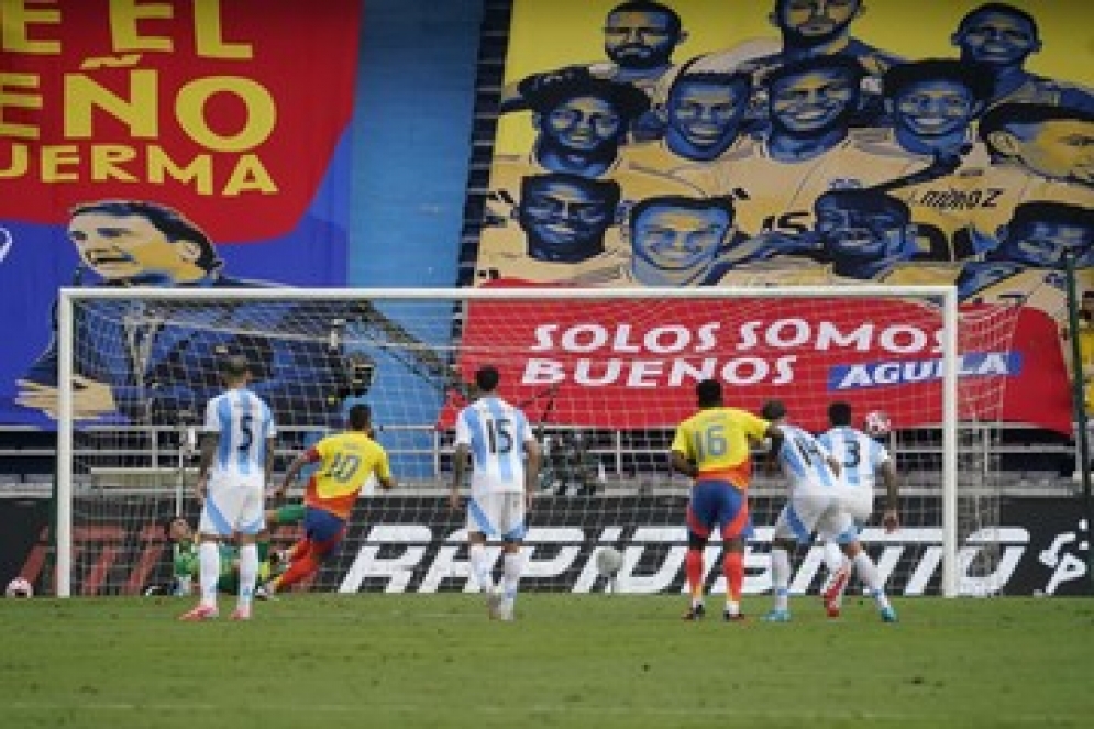 Colombia superó a Argentina con un penal polémico y se mete en la lucha