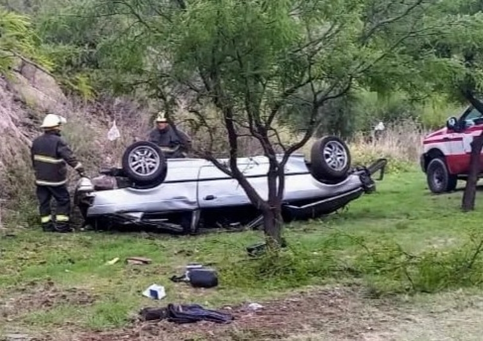 A lo rápido y furioso: Un auto se despistó, chocó contra un árbol, &quot;trepó&quot; una loma de piedras y volcó