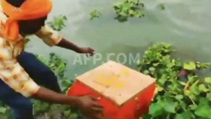 Hallan a bebé flotando al interior de una caja en un río de India